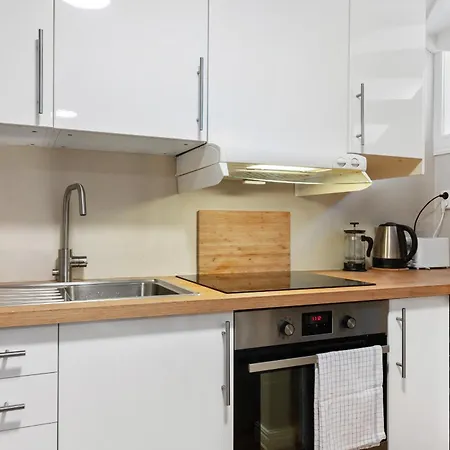 New! Modern City Apt: Central W/ Private Entrence Apartment