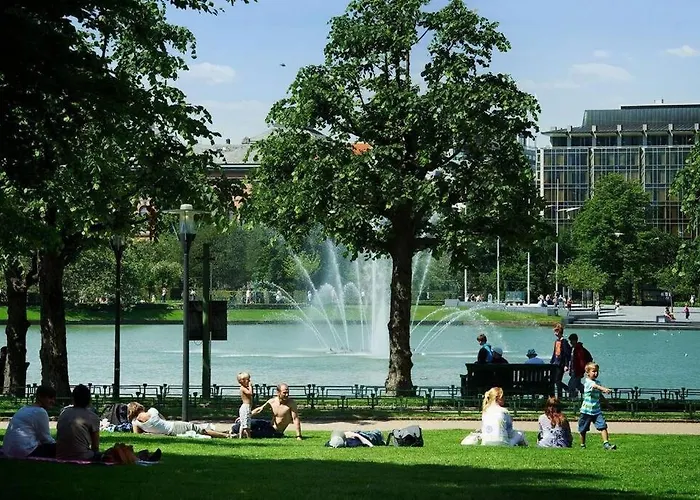 New! Modern City Apt: Central W/ Private Entrence * Μπέργκεν