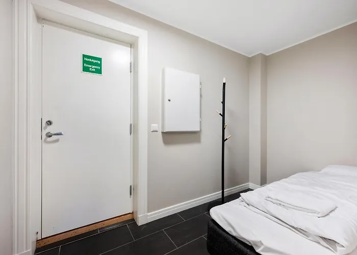 New! Modern City Apt: Central W/ Private Entrence * Μπέργκεν