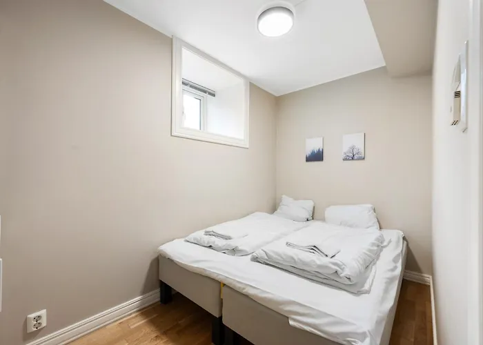 New! Modern City Apt: Central W/ Private Entrence * Μπέργκεν