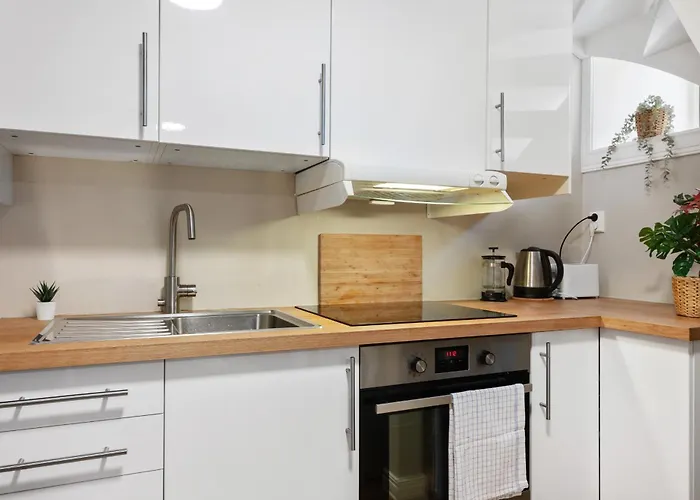 New! Modern City Apt: Central W/ Private Entrence Apartmán