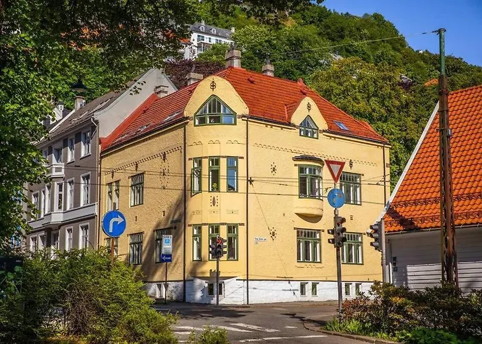 New! Modern City Apt: Central W/ Private Entrence Appartamento Bergen